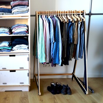 klappbare Kleiderstange mit Kleidung